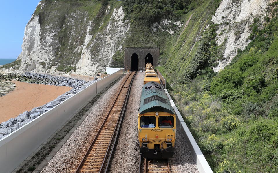 Government sets ‘ambitious’ target to grow rail freight by 75%