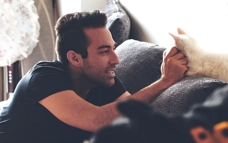 Women less likely to swipe right if men have cats in their photos