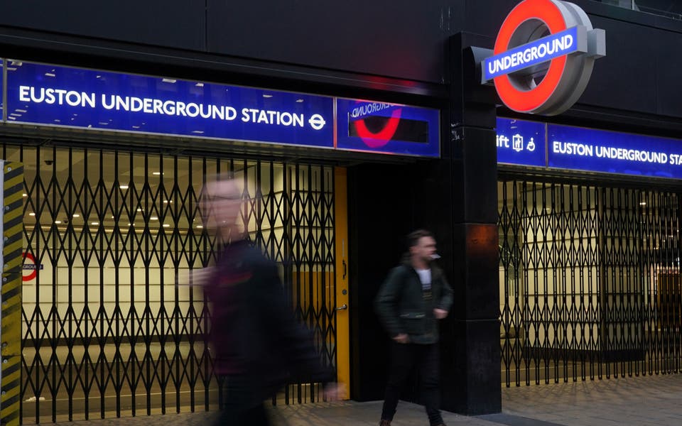Tube strike looms as Underground staff 'split on pay deal'
